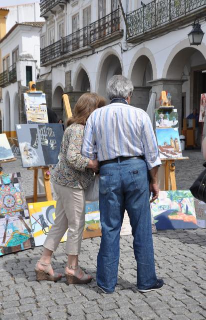 エヴォラのジラルド広場のふたり